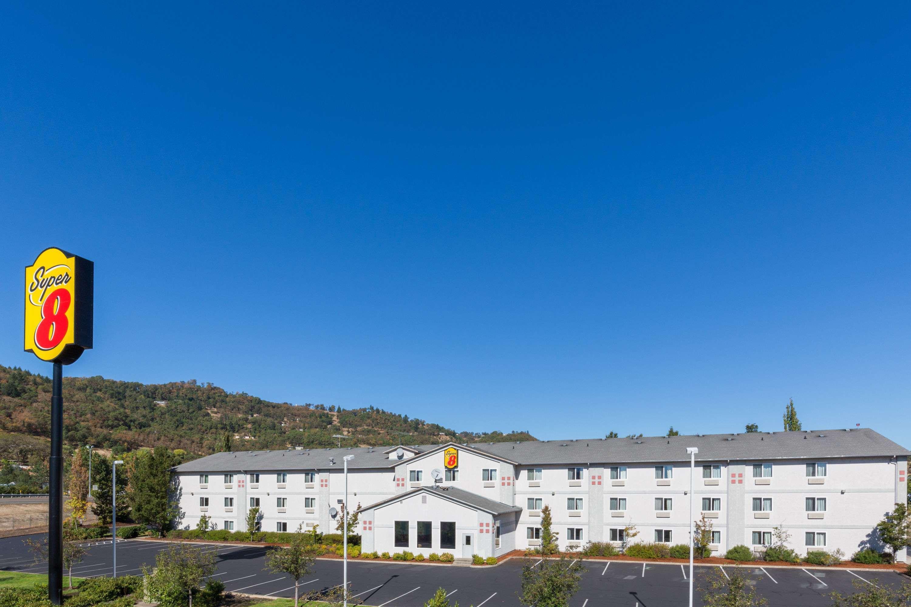 Super 8 By Wyndham Roseburg Hotel Екстериор снимка