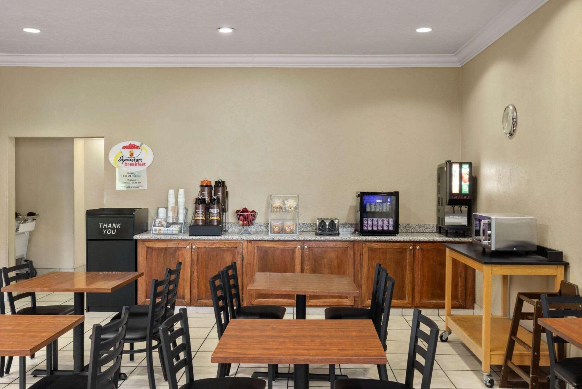 Super 8 By Wyndham Roseburg Hotel Екстериор снимка