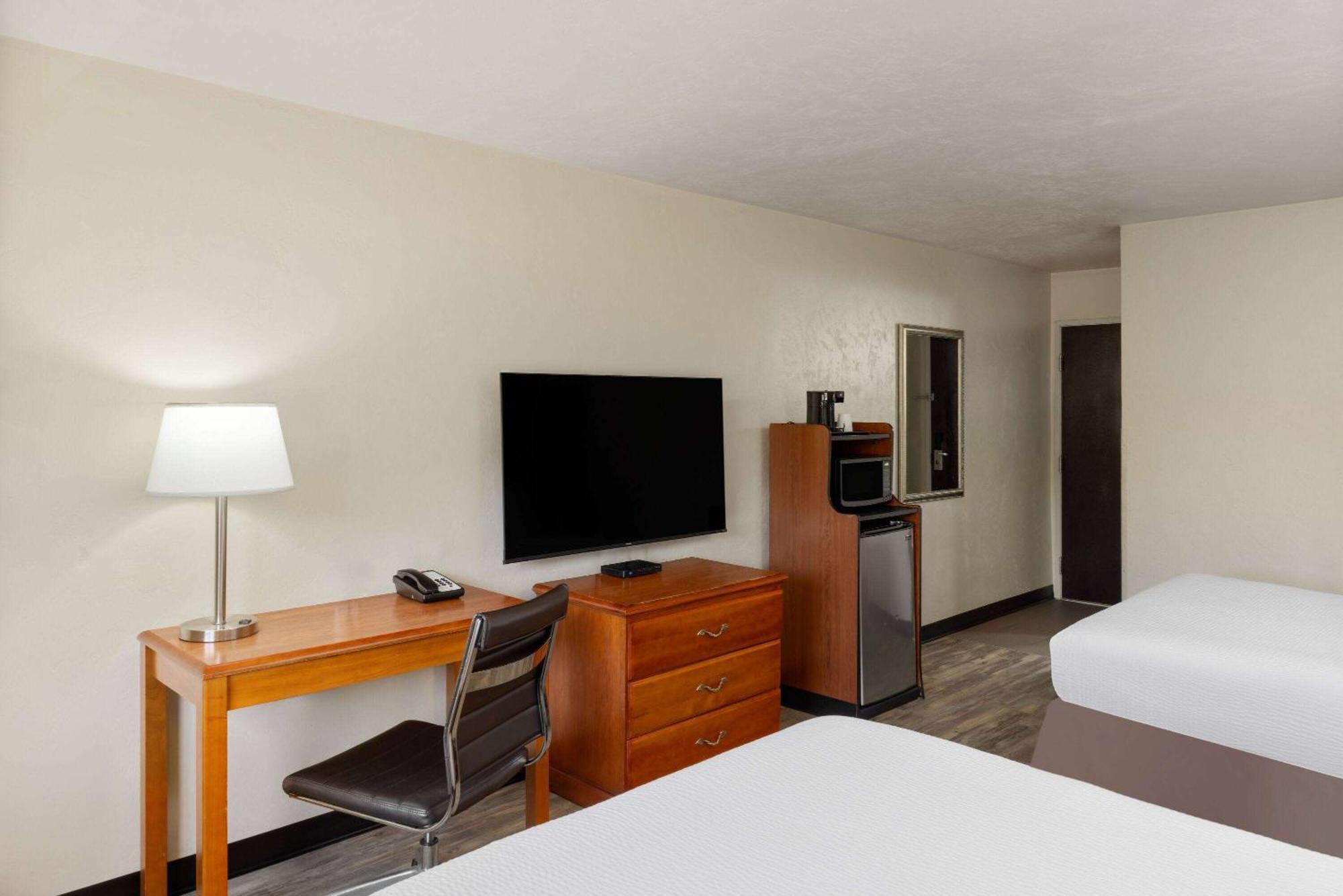 Super 8 By Wyndham Roseburg Hotel Екстериор снимка
