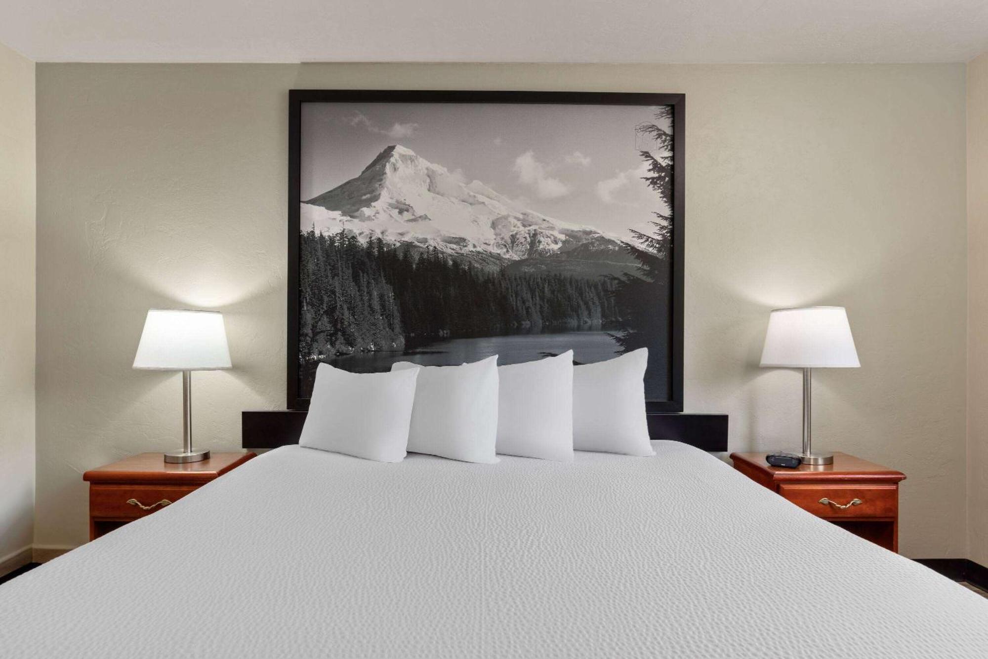 Super 8 By Wyndham Roseburg Hotel Екстериор снимка