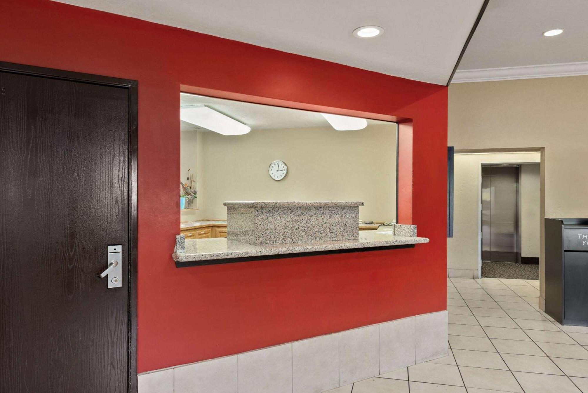 Super 8 By Wyndham Roseburg Hotel Екстериор снимка