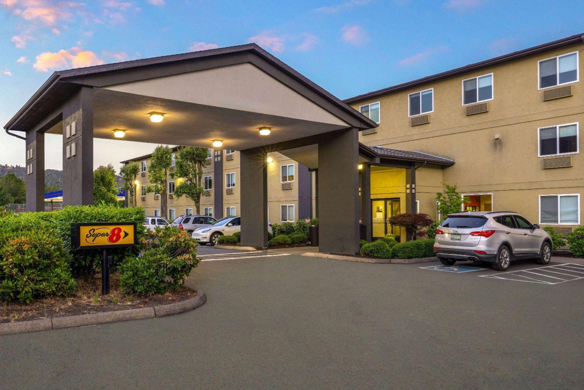 Super 8 By Wyndham Roseburg Hotel Екстериор снимка