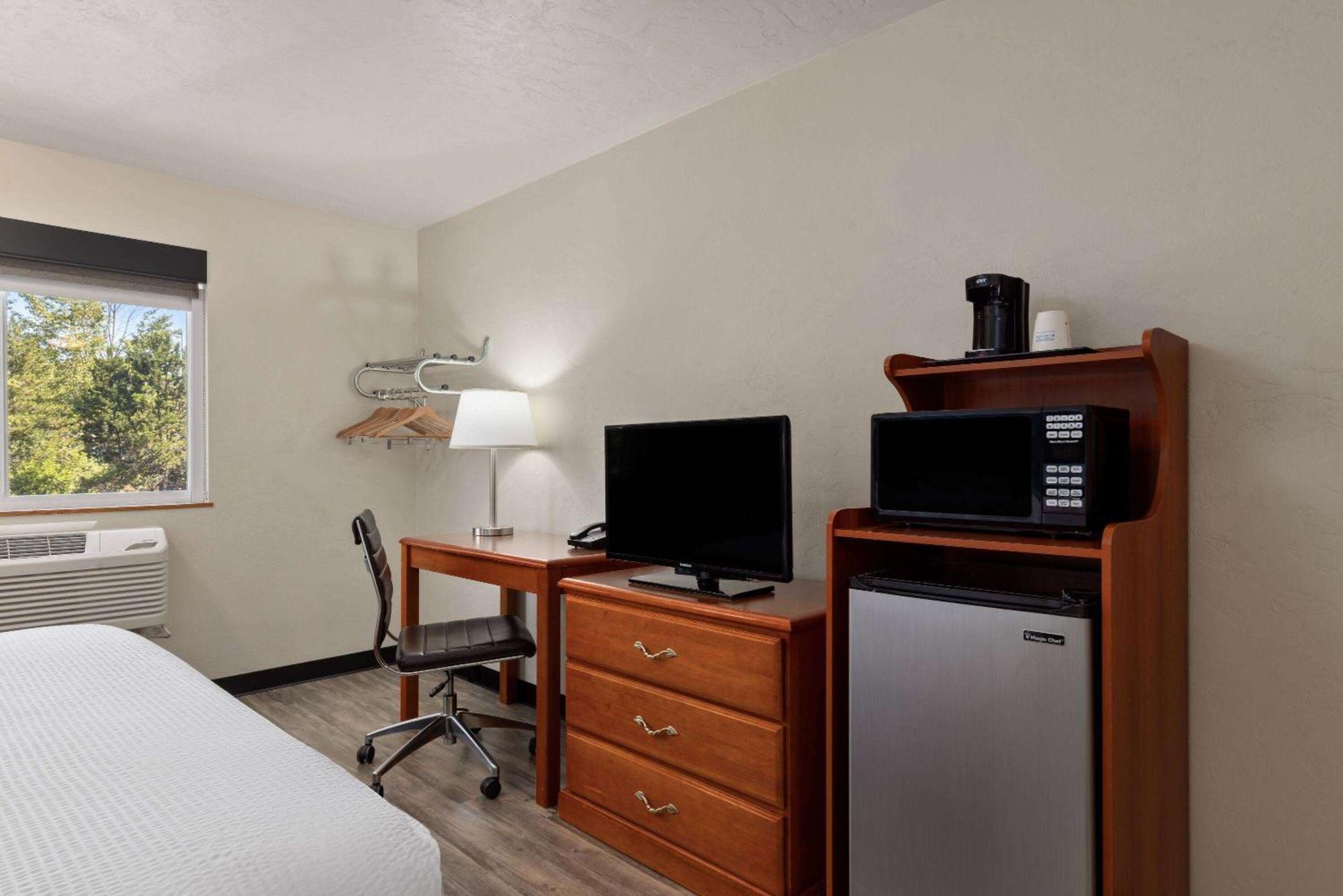 Super 8 By Wyndham Roseburg Hotel Екстериор снимка