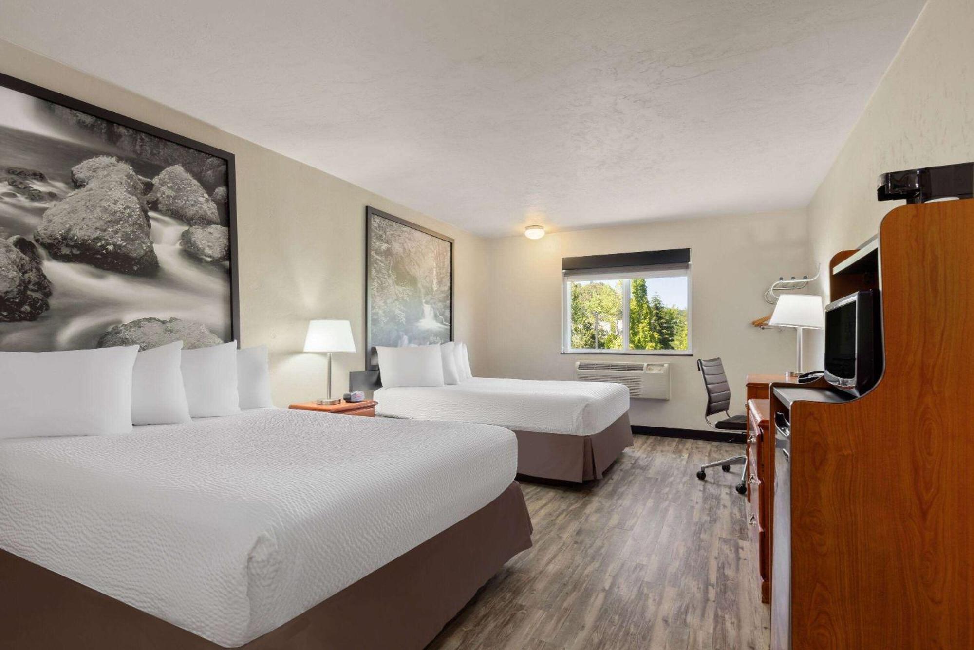 Super 8 By Wyndham Roseburg Hotel Екстериор снимка