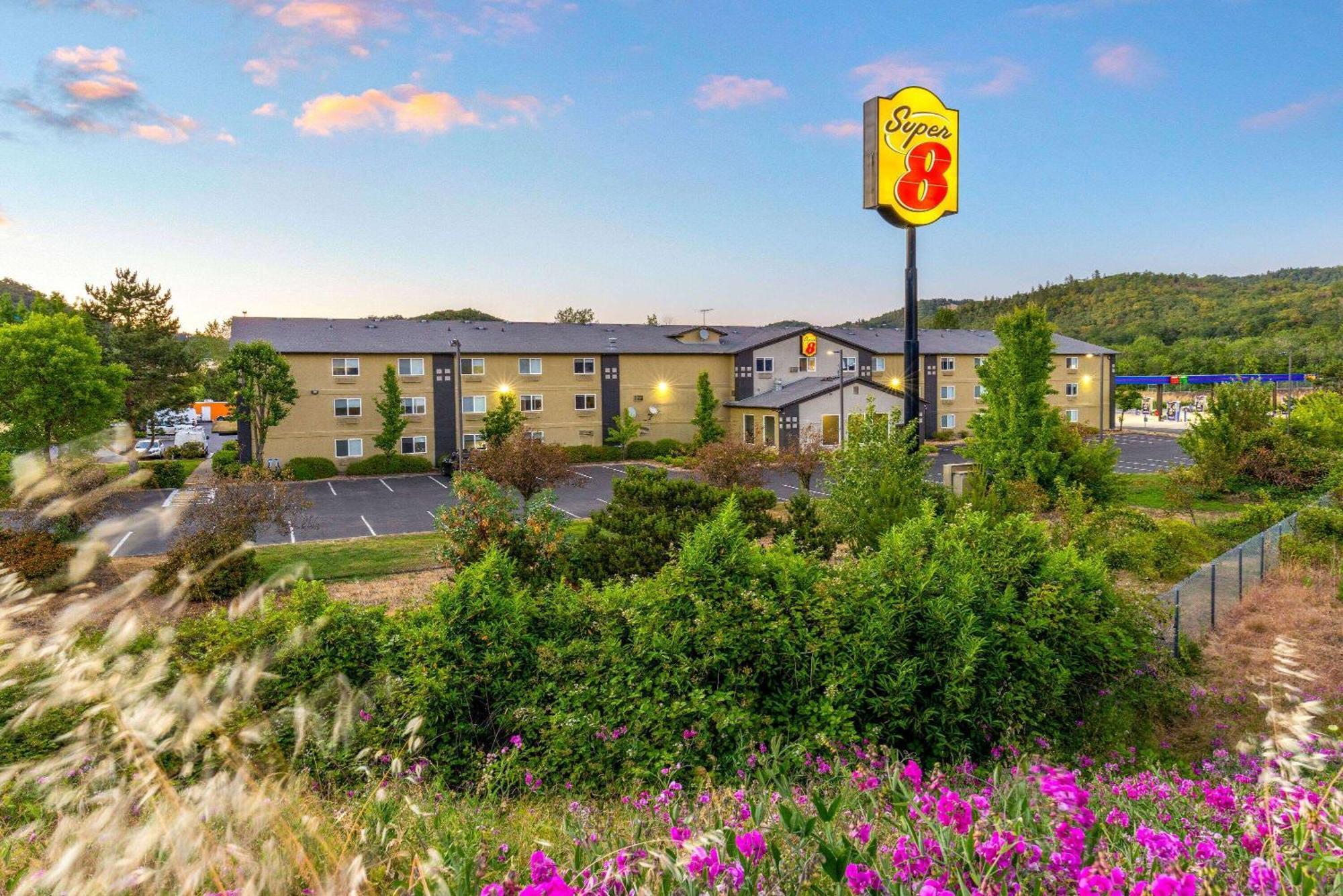 Super 8 By Wyndham Roseburg Hotel Екстериор снимка