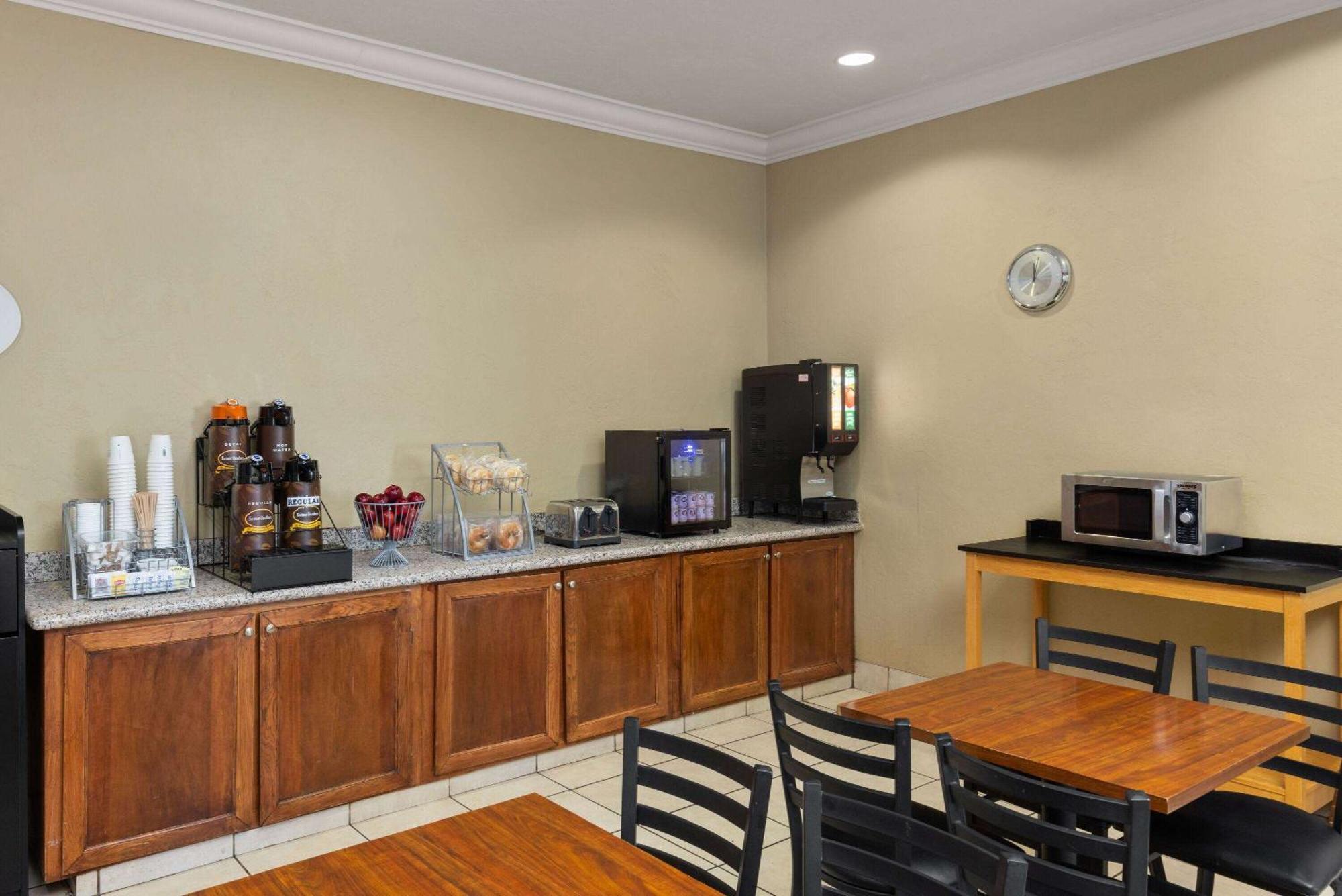 Super 8 By Wyndham Roseburg Hotel Екстериор снимка