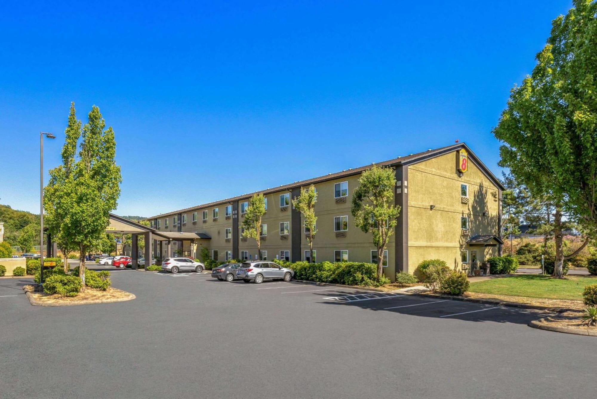 Super 8 By Wyndham Roseburg Hotel Екстериор снимка