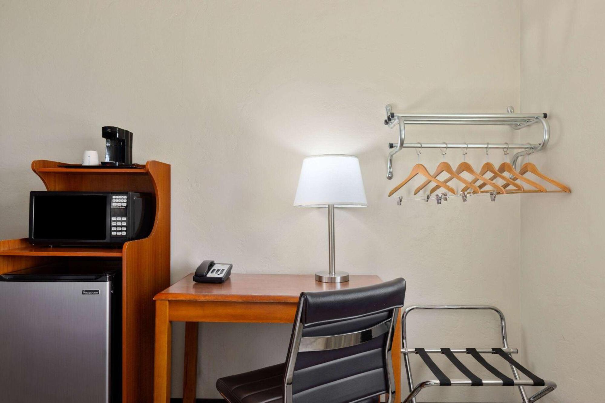 Super 8 By Wyndham Roseburg Hotel Екстериор снимка