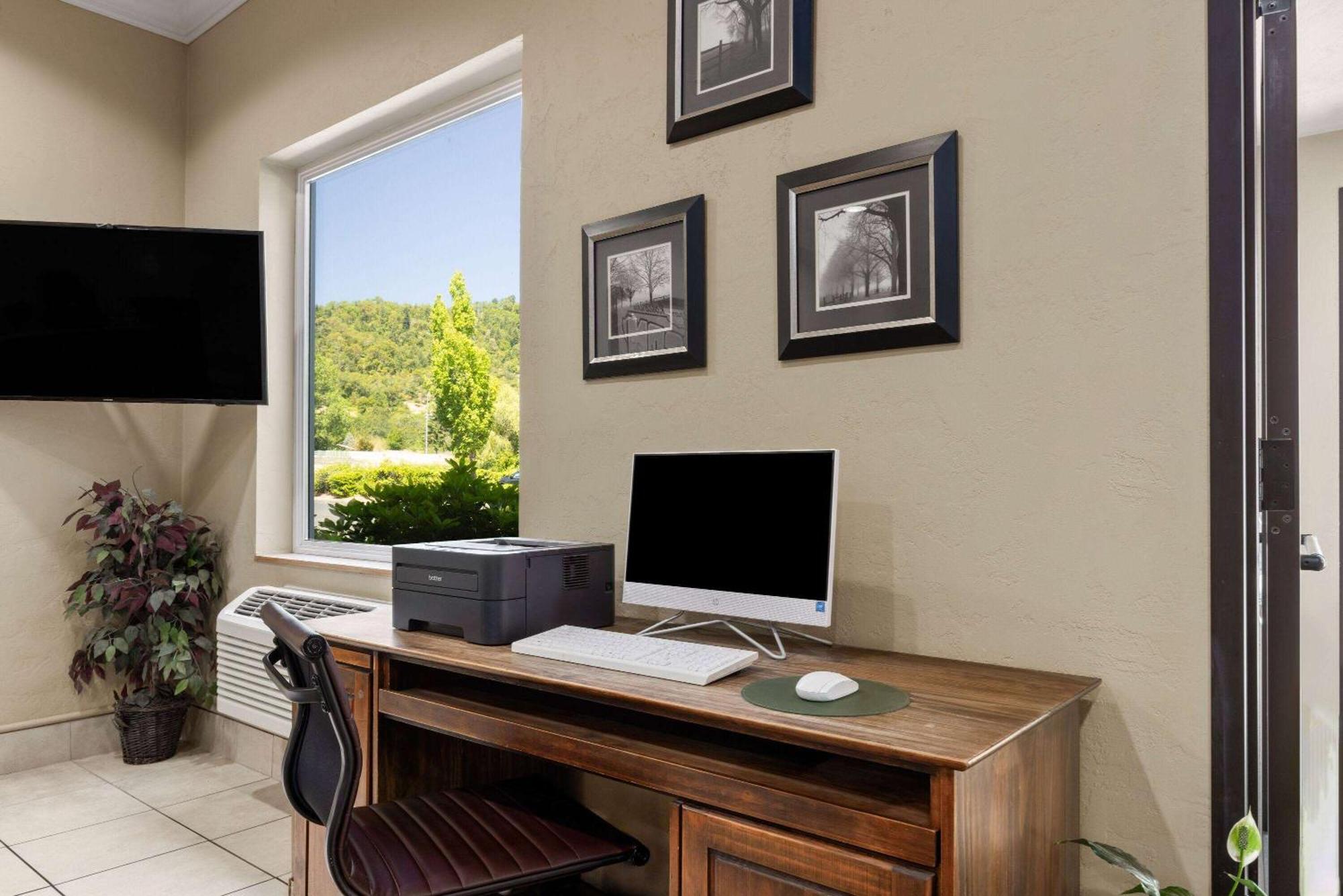 Super 8 By Wyndham Roseburg Hotel Екстериор снимка