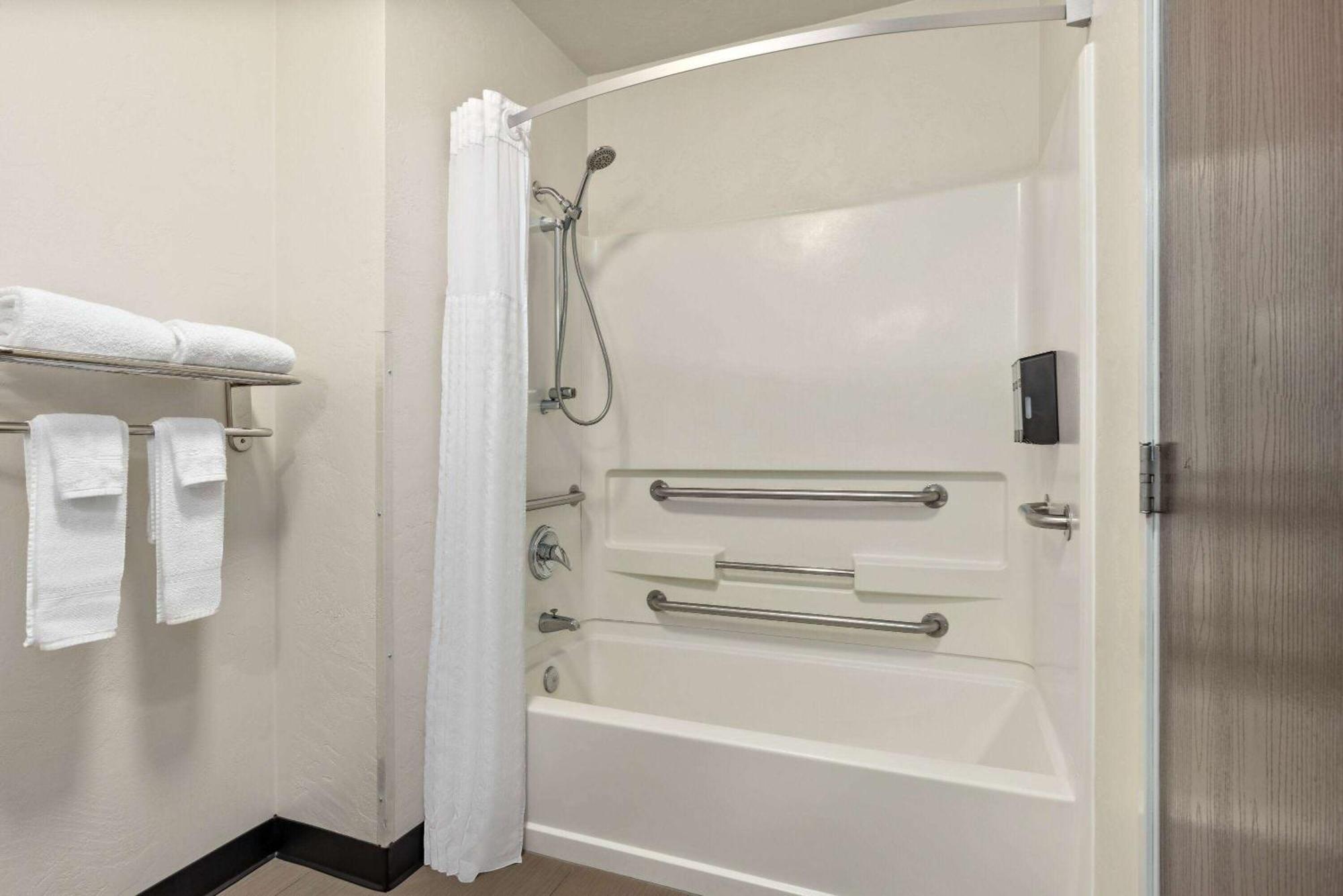 Super 8 By Wyndham Roseburg Hotel Екстериор снимка