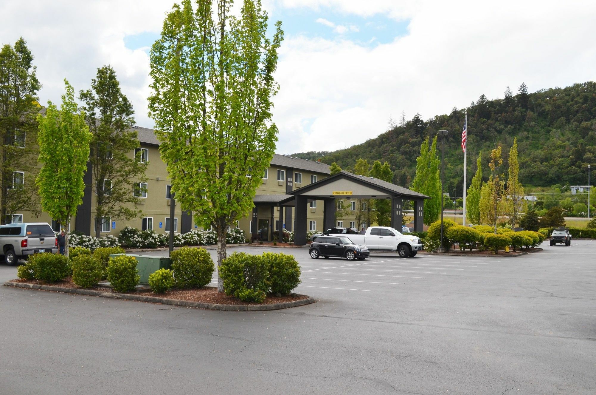 Super 8 By Wyndham Roseburg Hotel Екстериор снимка